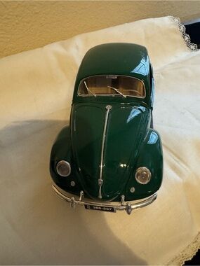 Classic Maisto 1:18 1951 Die-Cast Vintage Beetle Toy Car. Vintage Collectible